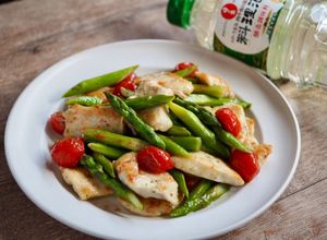 鶏肉とアスパラガスとトマトの蒸し焼き-レシピのメイン写真