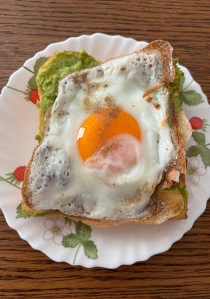 アボガドと目玉焼きトースト-レシピのメイン写真