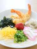 昆布水で作った塩こんぶ入り海老天そうめん