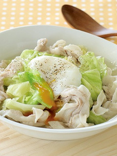 春キャベツと豚肉の温玉スープ-レシピのメイン写真