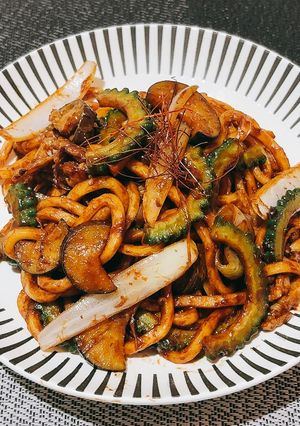 お昼や夕飯に！ゴーヤとナスの味噌焼きうどん-レシピのメイン写真