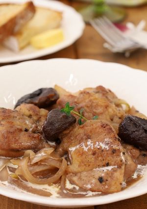 若鶏とプルーンのレストラン風赤ワイン煮-レシピのメイン写真