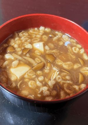 豆腐となめこのお味噌汁（赤だし）-レシピのメイン写真
