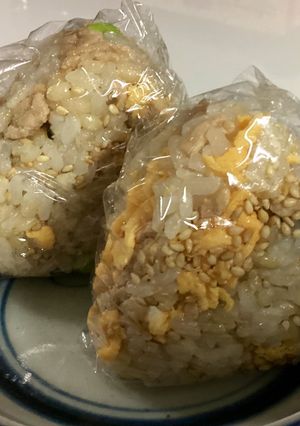 鶏そぼろ,卵,枝豆のタンパク質おにぎり-レシピのメイン写真