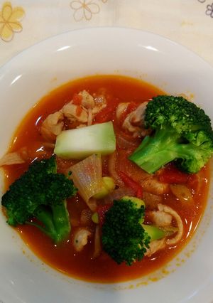 トマトとブロッコリーの鶏モモ肉のスープ-レシピのメイン写真