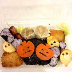 A picture of ハロウィン お弁当♪ オバケ卵焼き.