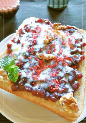 苺味　胡桃を乗せたミルキー塩あんトースト-レシピのメイン写真
