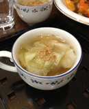 白いりごまで餃子を使ったレタススープ