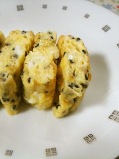 お弁当に!黒ごまとチーズの卵焼き-レシピのメイン写真