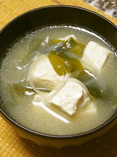 玉葱と豆腐、わかめの味噌汁-レシピのメイン写真