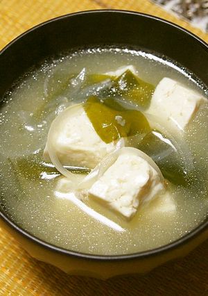 玉葱と豆腐、わかめの味噌汁-レシピのメイン写真