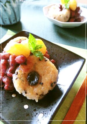胡麻黒糖入りごはん団子　栗粒あん添え-レシピのメイン写真
