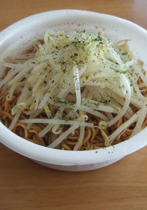 ずぼらな私のお昼ご飯（カップ焼きそば）-レシピのメイン写真