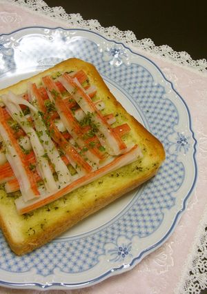 パスタソースで♪　バジルかにかまトースト-レシピのメイン写真