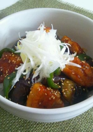 簡単!豚バラとナスとピーマンのピリ甘辛丼-レシピのメイン写真