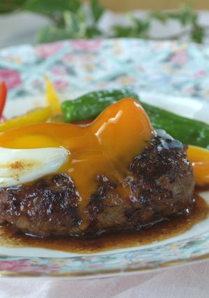 温泉卵で食べる照り焼きハンバーグ-レシピのメイン写真