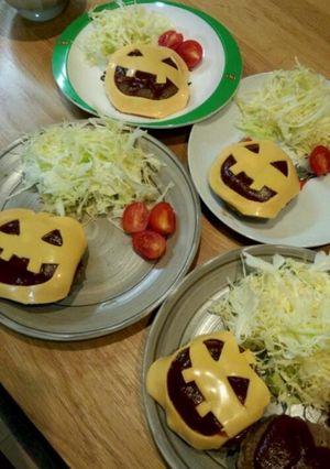 手軽に楽しむ♪ハロウィンチーズハンバーグ-レシピのメイン写真