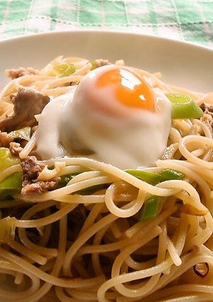 豚肉と長ネギのペペロン風パスタ 温玉乗せ-レシピのメイン写真