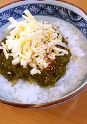 簡単お湯かけ♪めかぶチーズのまったり雑炊-レシピのメイン写真