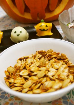 ハロウィンの後にローストパンプキンシード-レシピのメイン写真