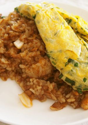 鶏そぼろでキムチ焼飯☆ニラオムのせ-レシピのメイン写真