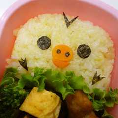 รูปของ 簡単キャラ弁☆キイロイトリご飯