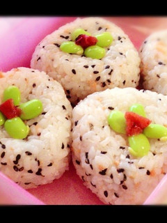 簡単!枝豆で❁お花のおにぎり❁-レシピのメイン写真