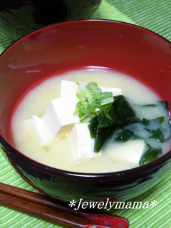 味噌がひきたつ♪豆腐とわかめの白い味噌汁-レシピのメイン写真