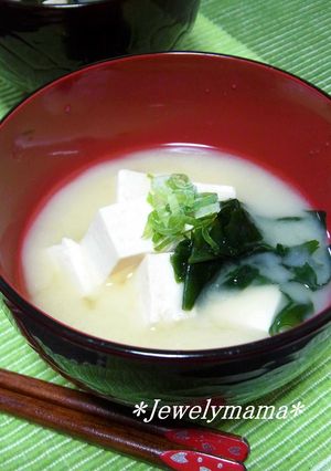 味噌がひきたつ♪豆腐とわかめの白い味噌汁-レシピのメイン写真