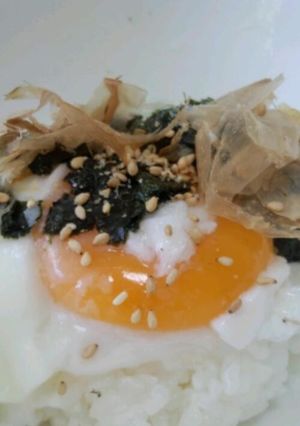 食欲そそる！おにぎりの温玉のっけ丼☆-レシピのメイン写真