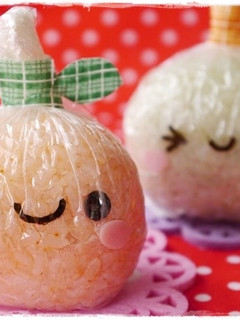 ラップ付きおにぎり☆りんごちゃんキャラ弁-レシピのメイン写真