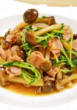 ベーコンと豆苗としめじの簡単炒め♪-レシピのメイン写真