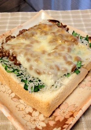 ニラしら納豆の巣ごもり卵トースト-レシピのメイン写真