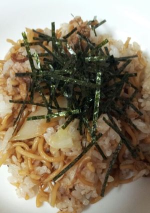 余った焼きそばは炊飯器へ! 簡単そばめし-レシピのメイン写真