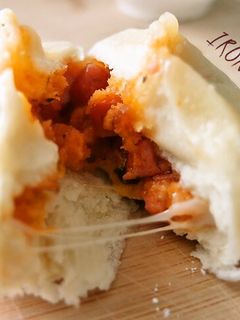 トマトソースで。チーズのびーるピザまん-レシピのメイン写真