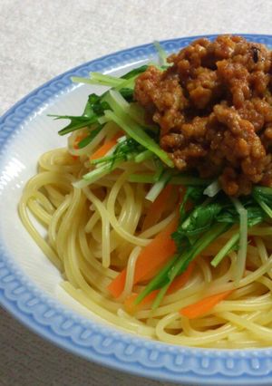 シャキシャキ水菜と人参の肉味噌パスタ-レシピのメイン写真