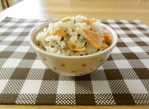 簡単すぎる！！炊き込み☆鮭わかめごはん-レシピのメイン写真