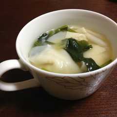 รูปของ 余った餃子の皮でワンタンスープ