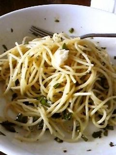 バジルとモッツァレラのペペロンチーノ-レシピのメイン写真