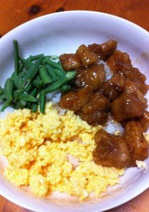 三色丼＊鶏肉・卵・インゲン-レシピのメイン写真