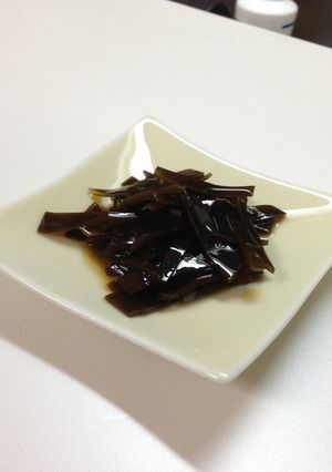 鍋でだしに使った昆布を蜂蜜で炊きました！-レシピのメイン写真