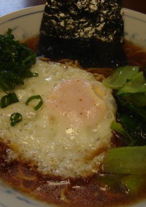 みんな大好き目玉焼きのっけてラーメン-レシピのメイン写真