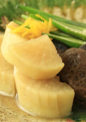 大皿に盛り付けた冬の大根煮物-レシピのメイン写真
