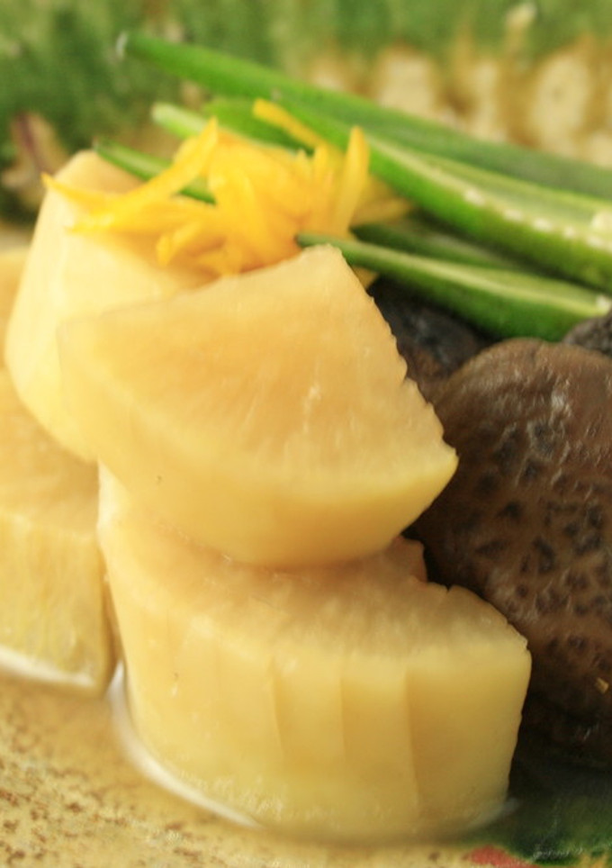 大皿に盛り付けた冬の大根煮物-レシピのメイン写真
