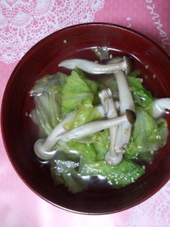 簡単おいし!ゴマ香るレタスときのこスープ-レシピのメイン写真