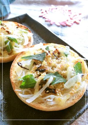 しらす・玉葱・塩昆布の梅わさびトースト-レシピのメイン写真