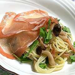 รูปของ 夏はひんやり。　生ハムとマリネの冷製パスタ