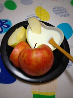残念なりんごの食べ方。なめらかヨーグルト-レシピのメイン写真