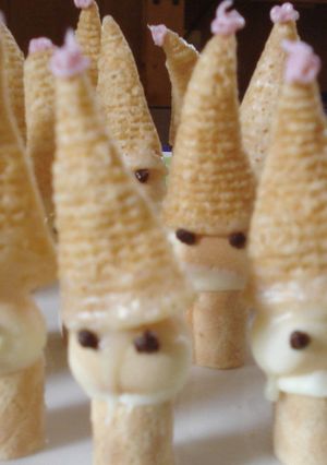 市販のお菓子で♪サンタクロース風♪-レシピのメイン写真