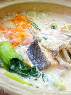 鶏味塩 de 秋鮭と牡蠣の豆乳鍋-レシピのメイン写真